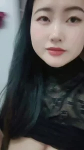 射这么多等下我老公回来了，朋友的巨乳淫妻在她家约战楼道厨房里最终内射
